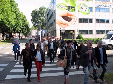 Een lange stoet van SP'ers onderweg van het station naar het Chassé-theater